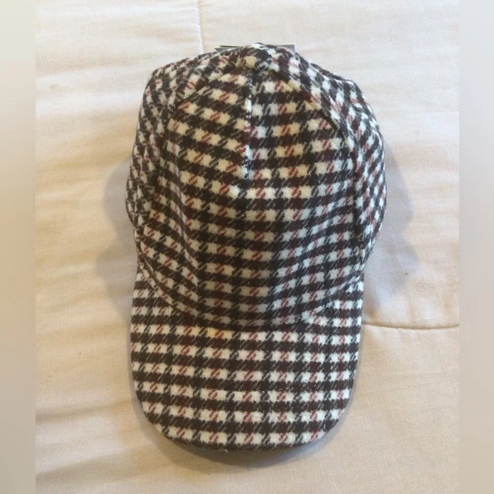 H&M - brown and cream houndstooth patterned baseball cap.